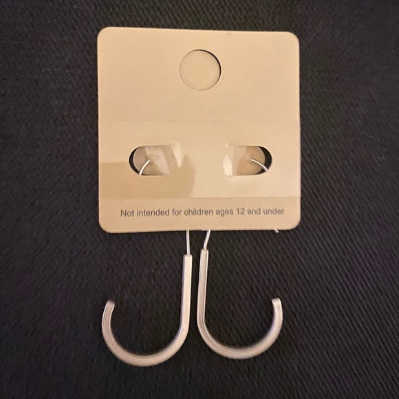 Silver hooks on silver fish hooks - Picture 3 of 6